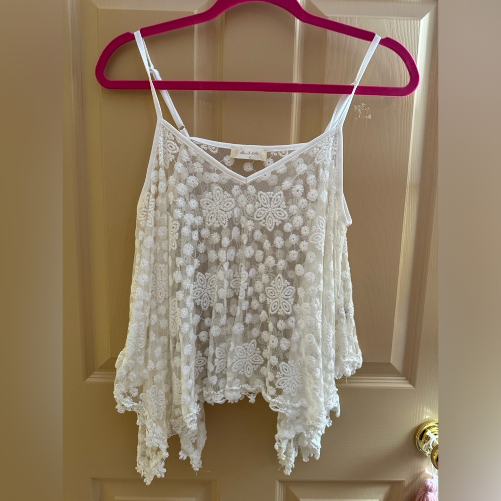 White lace top with a floral design #floral #lace
